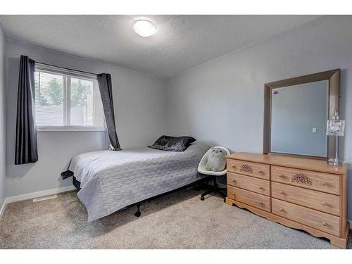 706-9930 Bonaventure Drive Se, Calgary, AB - Indoor Photo Showing Bedroom