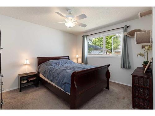 424 Pinegreen Close Ne, Calgary, AB - Indoor Photo Showing Bedroom