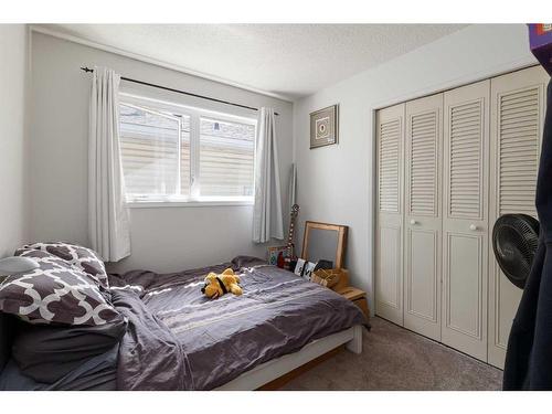 424 Pinegreen Close Ne, Calgary, AB - Indoor Photo Showing Bedroom