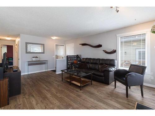 424 Pinegreen Close Ne, Calgary, AB - Indoor Photo Showing Living Room