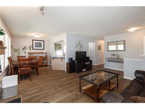 424 Pinegreen Close Ne, Calgary, AB - Indoor Photo Showing Living Room