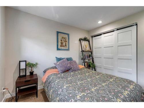 711 Parkwood Way Se, Calgary, AB - Indoor Photo Showing Bedroom