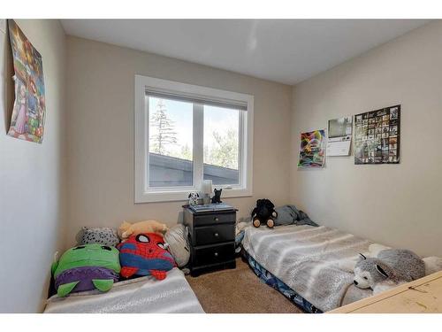 711 Parkwood Way Se, Calgary, AB - Indoor Photo Showing Bedroom