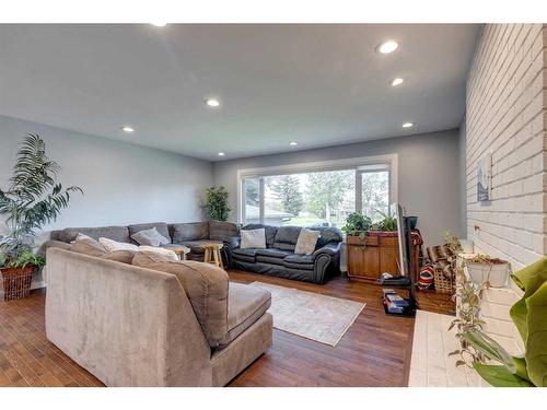 711 Parkwood Way Se, Calgary, AB - Indoor Photo Showing Living Room