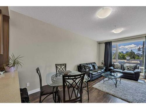 307-605 17 Avenue Nw, Calgary, AB - Indoor Photo Showing Living Room