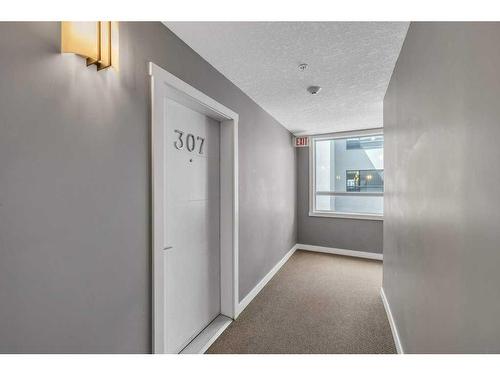 307-605 17 Avenue Nw, Calgary, AB - Indoor Photo Showing Other Room