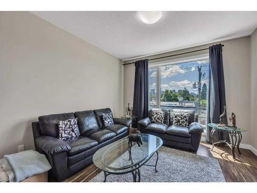 307-605 17 Avenue Nw, Calgary, AB - Indoor Photo Showing Living Room