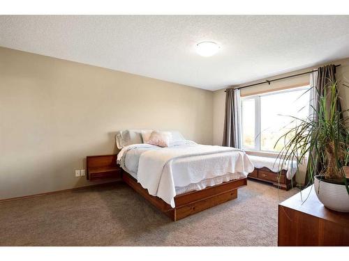 438 Silverado Boulevard Sw, Calgary, AB - Indoor Photo Showing Bedroom