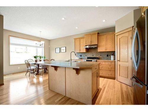 438 Silverado Boulevard Sw, Calgary, AB - Indoor Photo Showing Kitchen