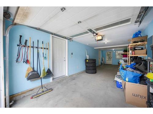 260 New Brighton Row Se, Calgary, AB - Indoor Photo Showing Garage