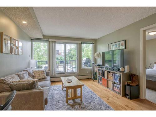 204-1424 22 Avenue Sw, Calgary, AB - Indoor Photo Showing Living Room