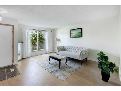 1025-3235 56 Street Ne, Calgary, AB - Indoor Photo Showing Living Room