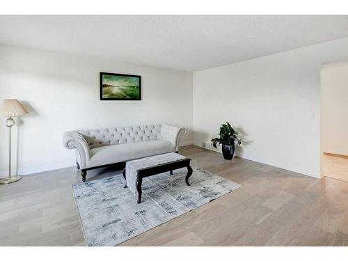 1025-3235 56 Street Ne, Calgary, AB - Indoor Photo Showing Living Room