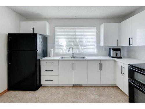 1025-3235 56 Street Ne, Calgary, AB - Indoor Photo Showing Kitchen With Double Sink