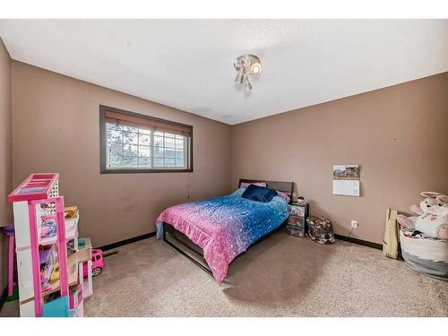 72 Somervale Park Sw, Calgary, AB - Indoor Photo Showing Bedroom