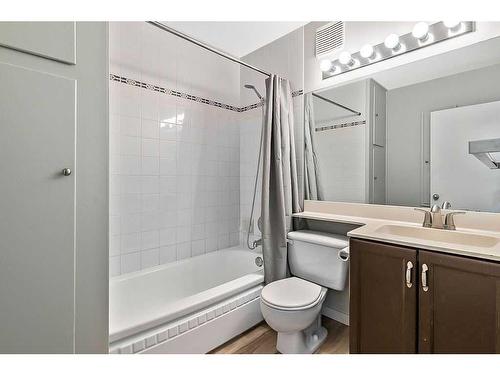 574 Killarney Glen Court Sw, Calgary, AB - Indoor Photo Showing Bathroom