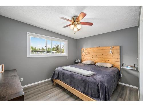 7206 Silver Mead Road Nw, Calgary, AB - Indoor Photo Showing Bedroom