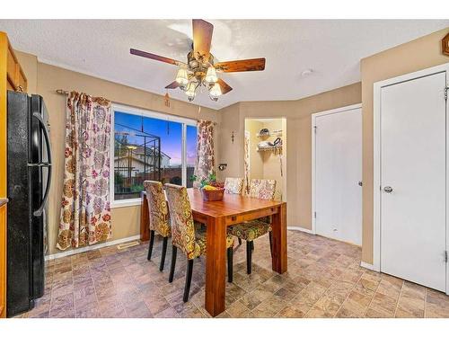 338 Elgin Point Se, Calgary, AB - Indoor Photo Showing Dining Room