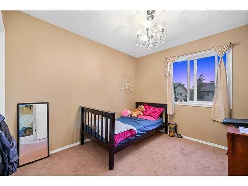 338 Elgin Point Se, Calgary, AB - Indoor Photo Showing Bedroom