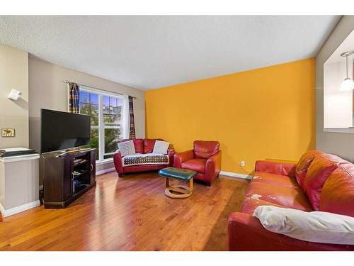 338 Elgin Point Se, Calgary, AB - Indoor Photo Showing Living Room