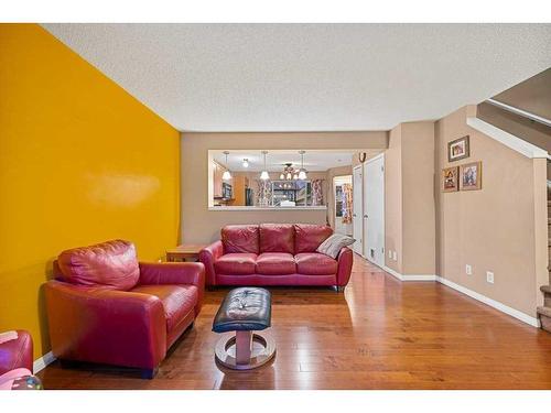 338 Elgin Point Se, Calgary, AB - Indoor Photo Showing Living Room