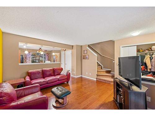 338 Elgin Point Se, Calgary, AB - Indoor Photo Showing Living Room