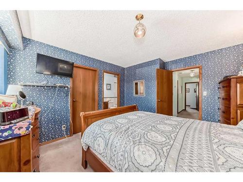 84 Deersaxon Circle Se, Calgary, AB - Indoor Photo Showing Bedroom