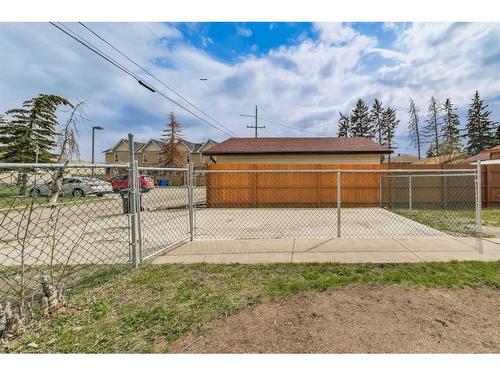 7428 26A Street Se, Calgary, AB - Outdoor