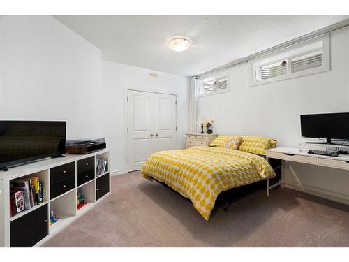 78 Sienna Park Place Sw, Calgary, AB - Indoor Photo Showing Bedroom