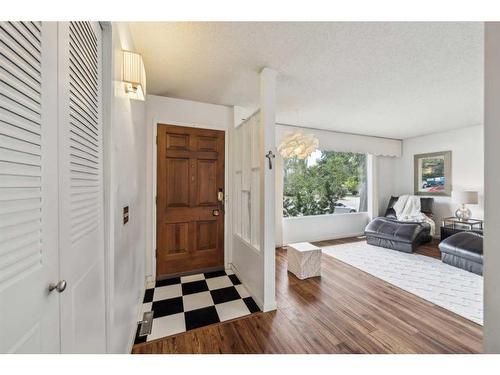 6315 Dalton Drive Nw, Calgary, AB - Indoor Photo Showing Other Room