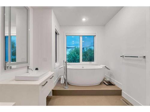 220A 10 Street Ne, Calgary, AB - Indoor Photo Showing Bathroom