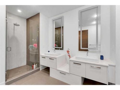 220A 10 Street Ne, Calgary, AB - Indoor Photo Showing Bathroom