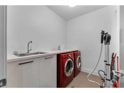 220A 10 Street Ne, Calgary, AB - Indoor Photo Showing Laundry Room