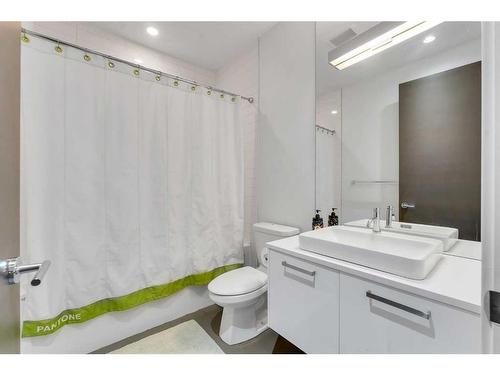 220A 10 Street Ne, Calgary, AB - Indoor Photo Showing Bathroom