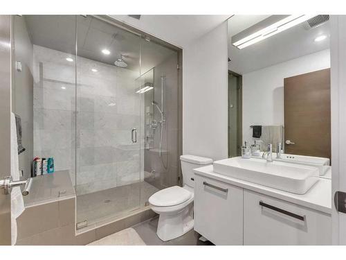 220A 10 Street Ne, Calgary, AB - Indoor Photo Showing Bathroom