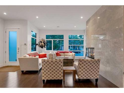 220A 10 Street Ne, Calgary, AB - Indoor Photo Showing Living Room