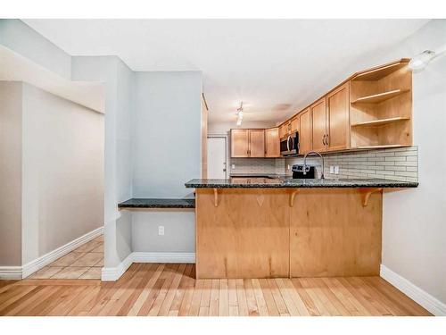 114-34 Glamis Green Sw, Calgary, AB - Indoor Photo Showing Kitchen