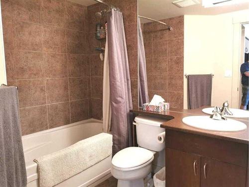 711-8710 Horton Road Sw, Calgary, AB - Indoor Photo Showing Bathroom