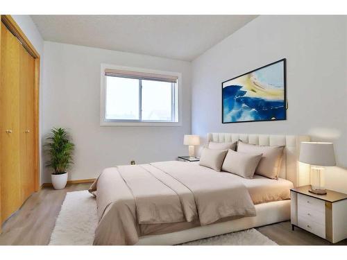 93 Hawkdale Circle Nw, Calgary, AB - Indoor Photo Showing Bedroom