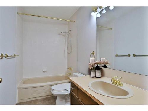 93 Hawkdale Circle Nw, Calgary, AB - Indoor Photo Showing Bathroom