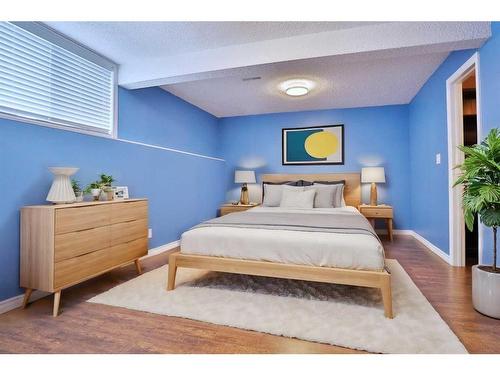 93 Hawkdale Circle Nw, Calgary, AB - Indoor Photo Showing Bedroom