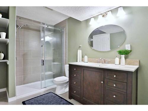 93 Hawkdale Circle Nw, Calgary, AB - Indoor Photo Showing Bathroom