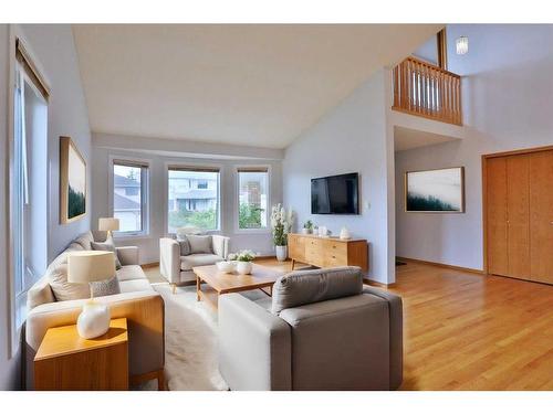 93 Hawkdale Circle Nw, Calgary, AB - Indoor Photo Showing Living Room