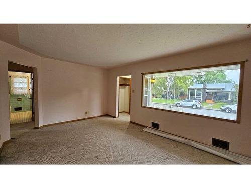 91 Holly Street Nw, Calgary, AB - Indoor Photo Showing Other Room