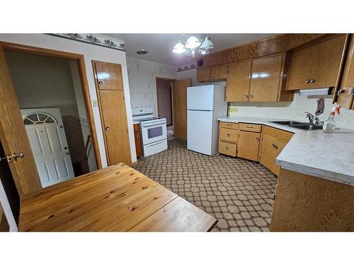 91 Holly Street Nw, Calgary, AB - Indoor Photo Showing Kitchen With Double Sink