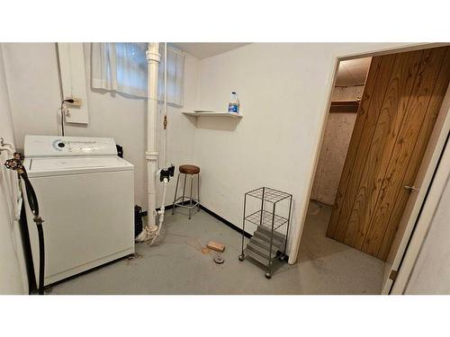 91 Holly Street Nw, Calgary, AB - Indoor Photo Showing Laundry Room