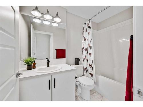 884 Belmont Drive Sw, Calgary, AB - Indoor Photo Showing Bathroom