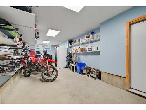 884 Belmont Drive Sw, Calgary, AB - Indoor Photo Showing Garage