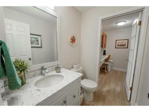 14 Woodmeadow Close Sw, Calgary, AB - Indoor Photo Showing Bathroom