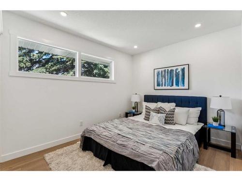 78 Gloucester Crescent Sw, Calgary, AB - Indoor Photo Showing Bedroom